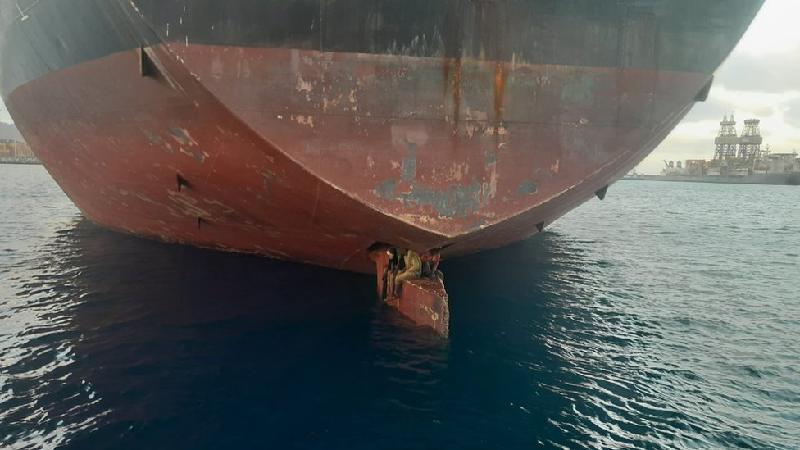 A impressionante foto de imigrantes que viajaram 11 dias em leme de navio - Salvamento Marítimo da Espanha