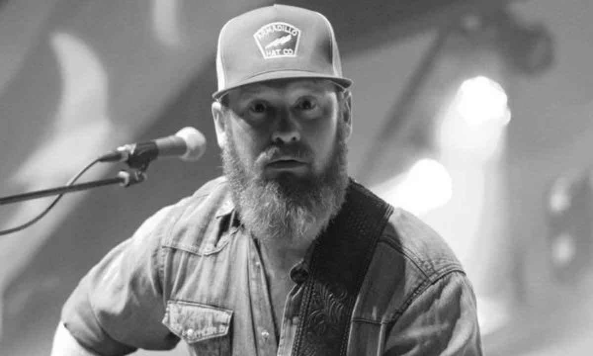 Cantor Jake Flint morre aos 37 anos, horas após casamento - Reprodução
