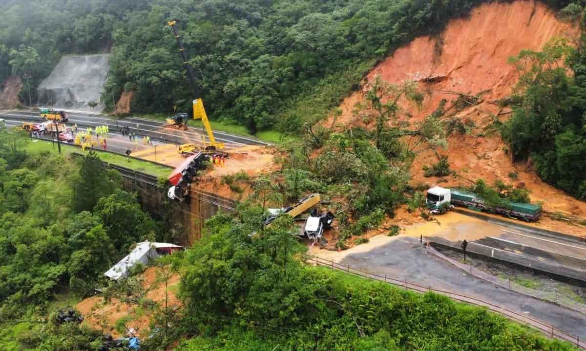 Paraná: deslizamento na BR-376 deixa ao menos 30 desaparecidos - CBMSC/Redes Sociais