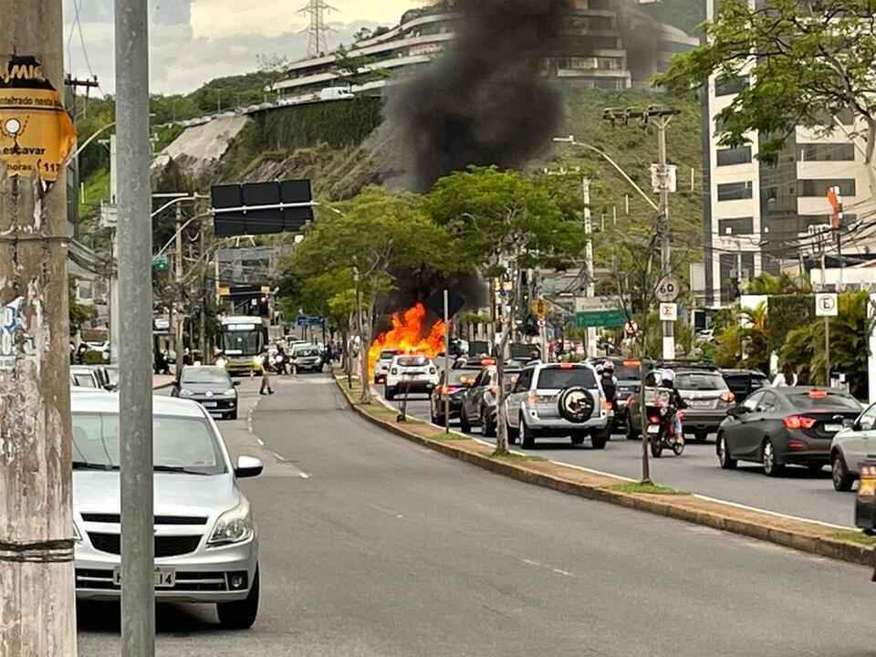 Carro pega fogo na av. Raja Gabaglia, no Santa Lúcia, nesta quarta (30/11) - Edesio Ferreira/EM/DA Press