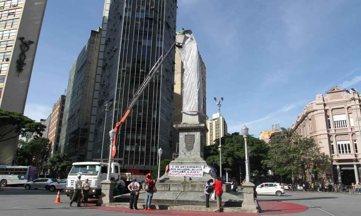 Luta contra a Aids: Pirulito da Praça 7 é coberto com 'camisinha' - Edésio Ferreira/ EM/ D.A Press