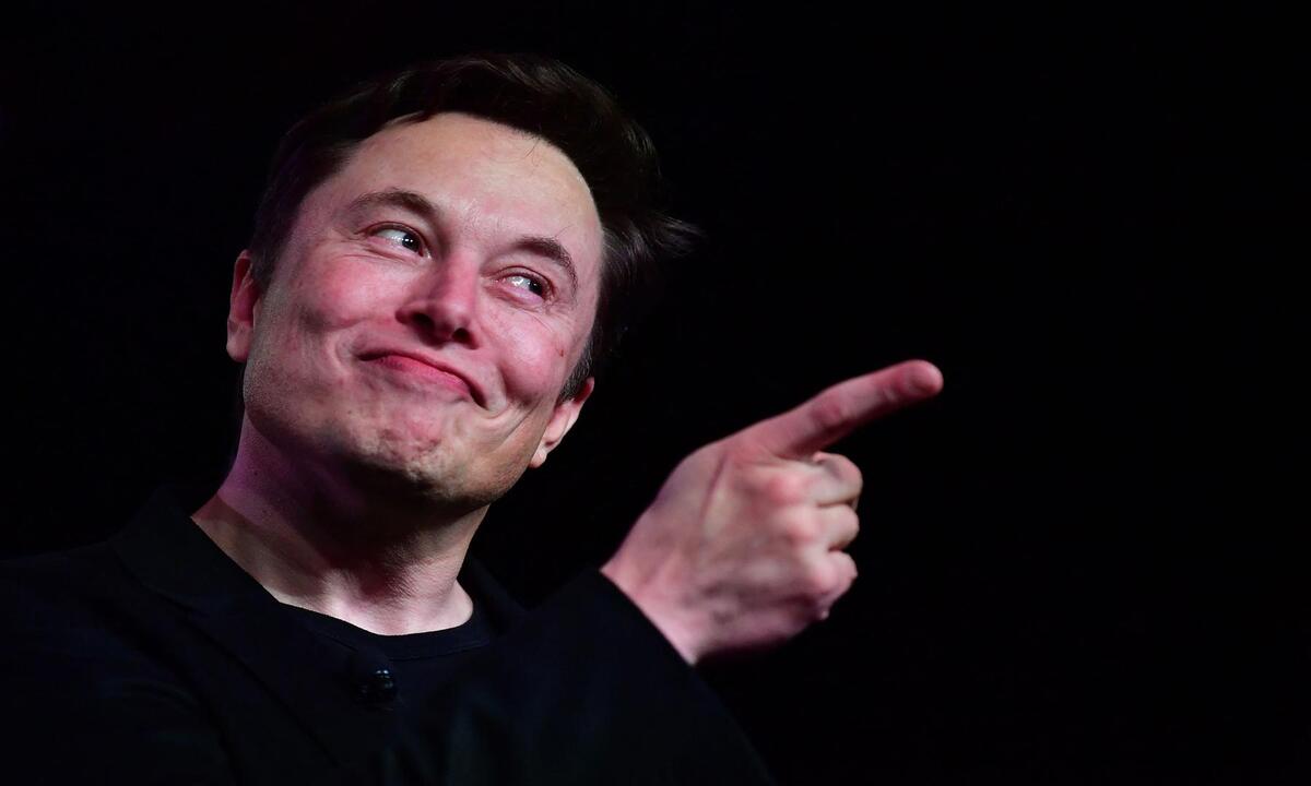 Elon Musk pretende testar chips cerebrais em humanos já em 2023 - FREDERIC J. BROWN