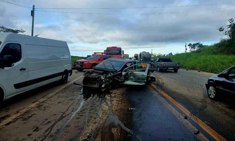 Acidente com três veículos fecha rodovia em Sabará - SALA DE IMPRENSA CBMMG