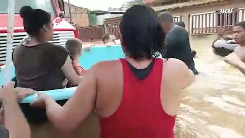 Vídeo: Grávida e filho são resgatados por vizinhos em caixa d'água no ES - Foto: Reprodução/Redes Sociais