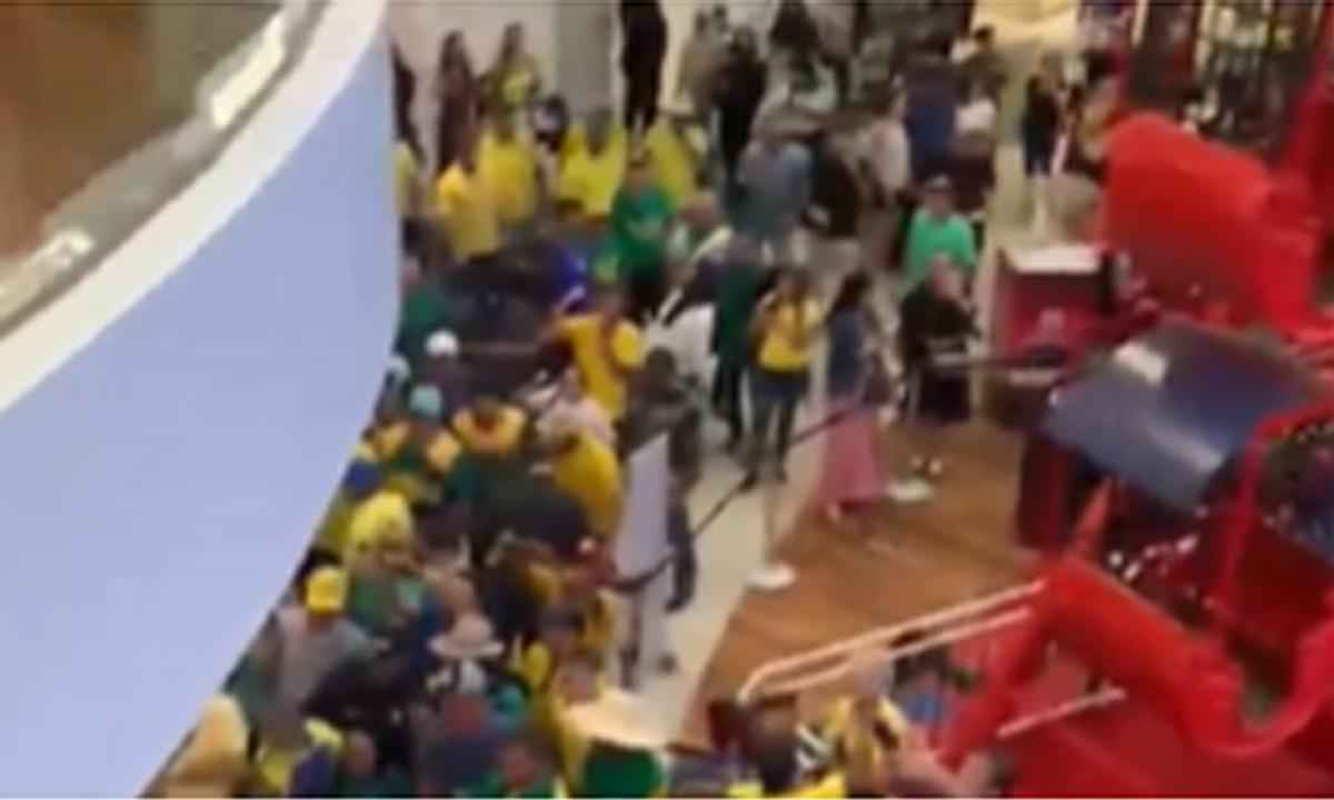 Bolsonaristas se manifestam em shopping de Brasília: 'Lula ladrão' - Reprodução