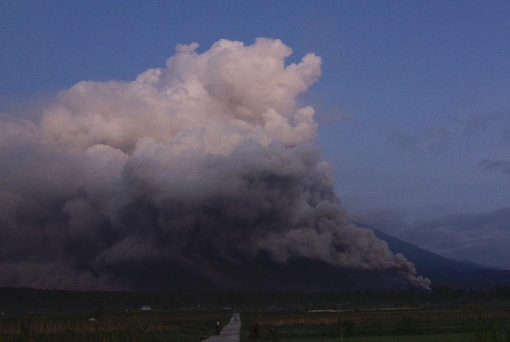 Indonésia ordena retirada de 2.000 pessoas por erupção do vulcão Semeru - Agus Harianto / AFP