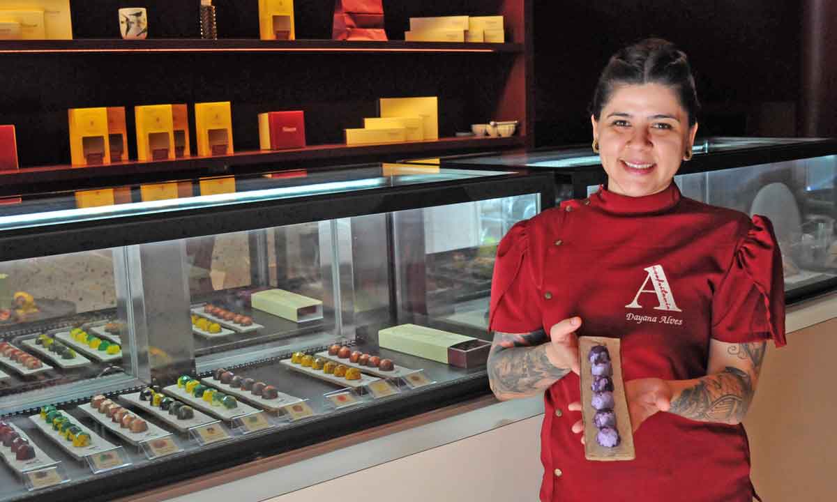 Joias de chocolate: bombons pintados à mão colorem vitrine de confeitaria - Gladyston Rodrigues/EM/D.A Press