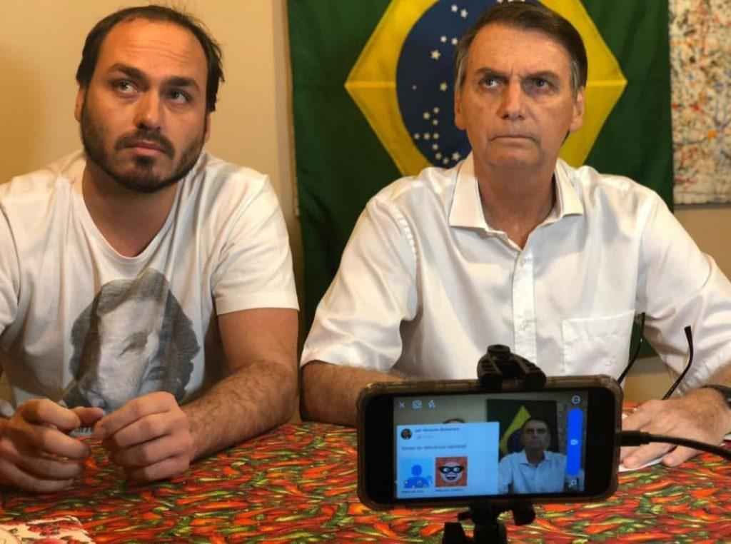 Carlos Bolsonaro posta foto da perna do pai com ferimento de erisipela - Reprodução/Redes sociais
