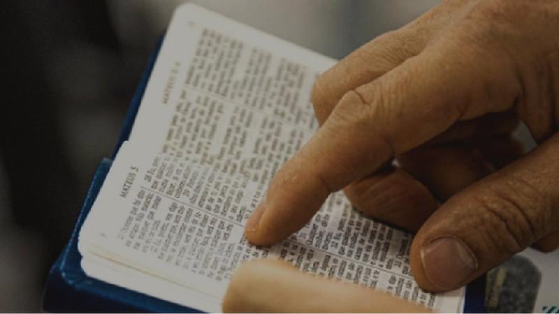 Qual a origem das bíblias deixadas em gavetas de hotel pelo mundo? - Reprodução
