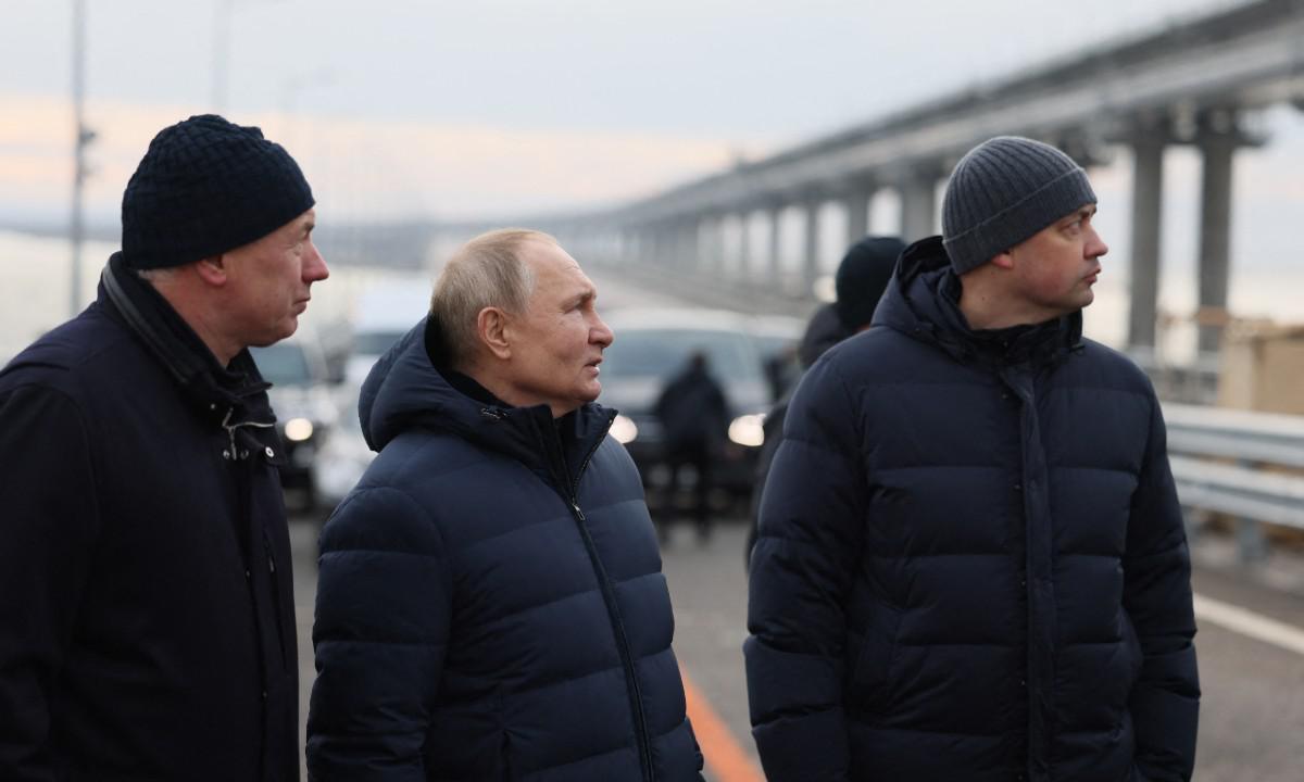 Putin visita ponte da Crimeia, parcialmente destruída em outubro - MIKHAIL METZEL / SPUTNIK / AFP