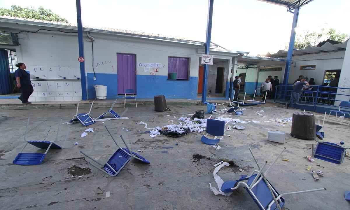 Escola vandalizada em Contagem: mães temem levar filhos para aula - Edesio Ferreira/EM/D.A.Press
