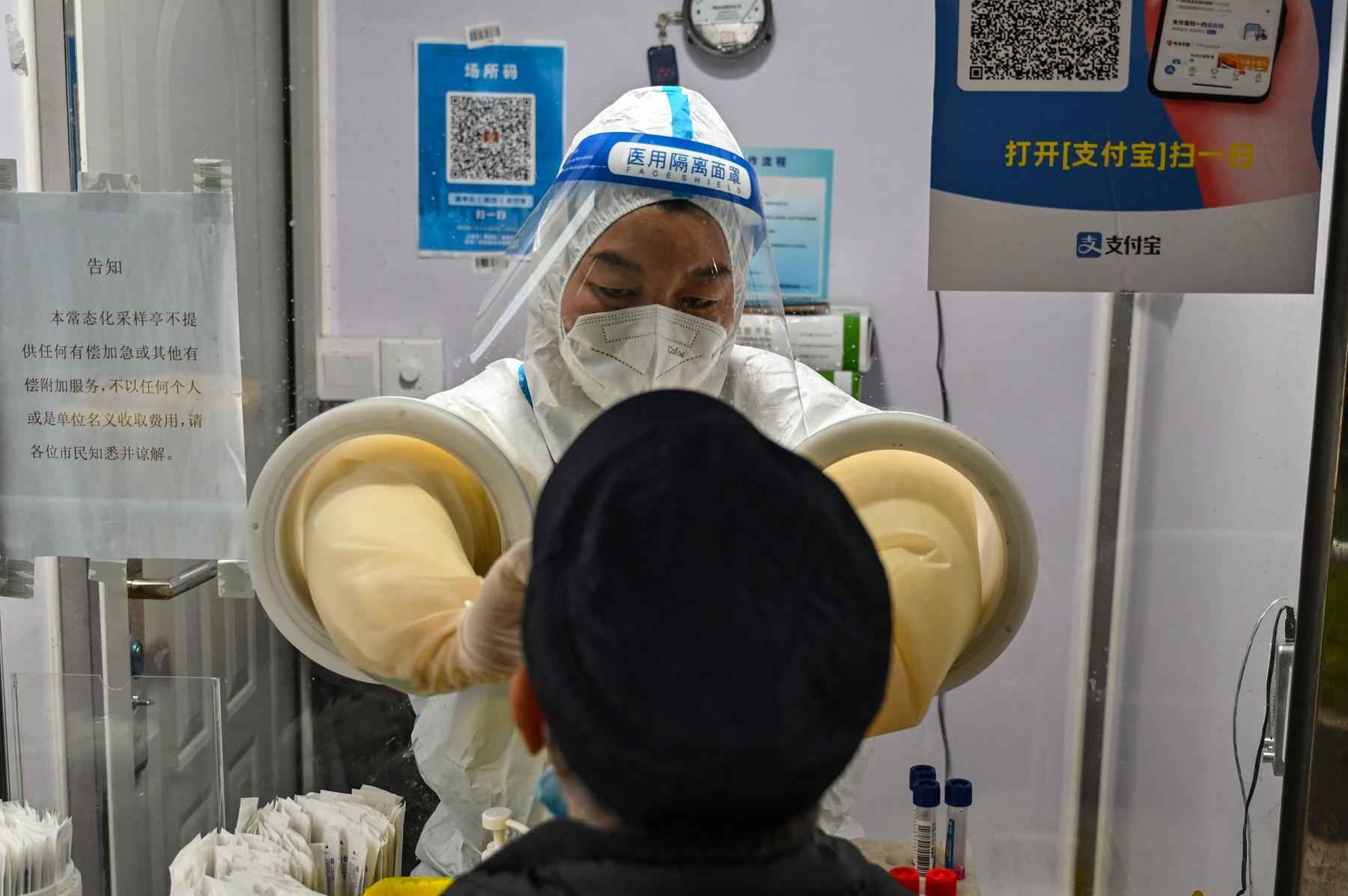 China anuncia flexibilização geral das regras antiCOVID - HECTOR RETAMAL / AFP