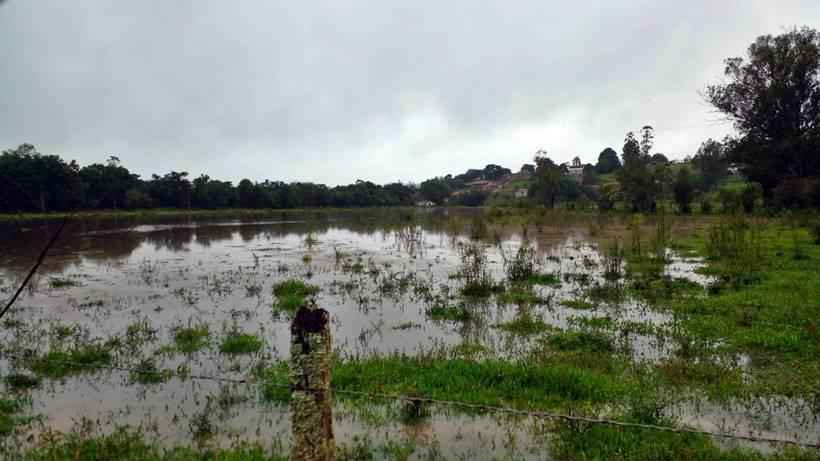 Chuva intensa causa alagamentos e desmoronamento em Pouso Alegre - Redes Sociais