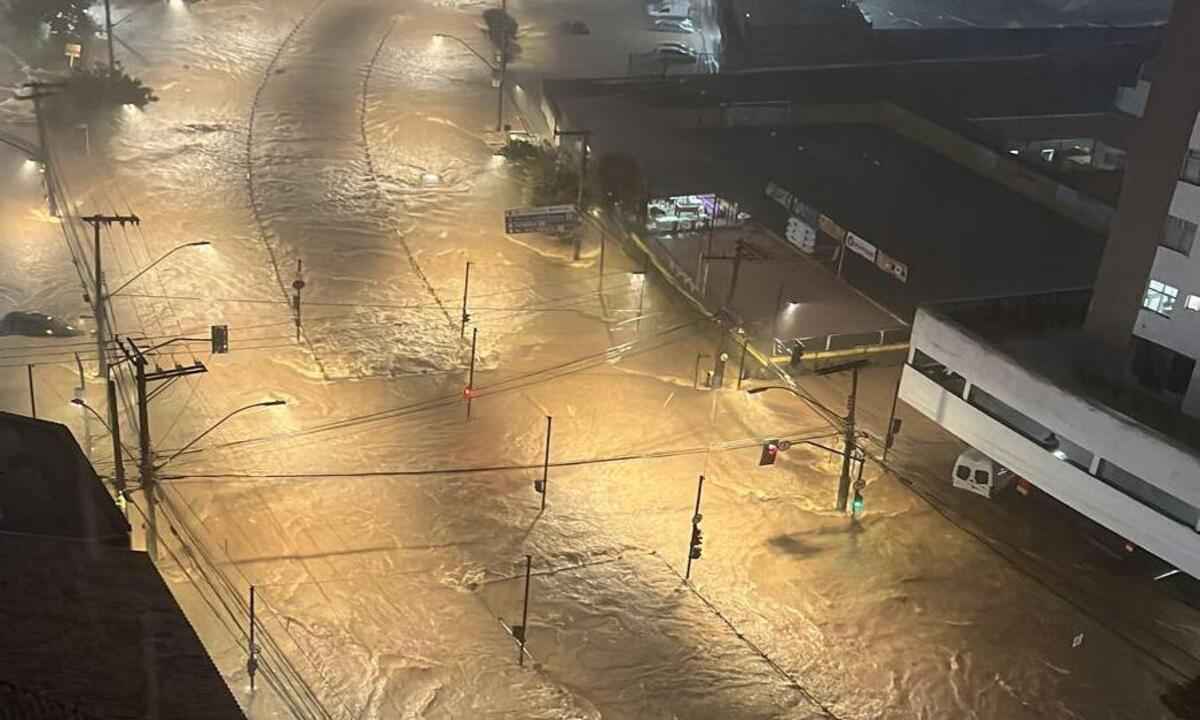 Vídeo: avenidas de BH foram tomadas pelo temporal nesta quarta (7) - Gladston Rodrigues/EM/DAPress