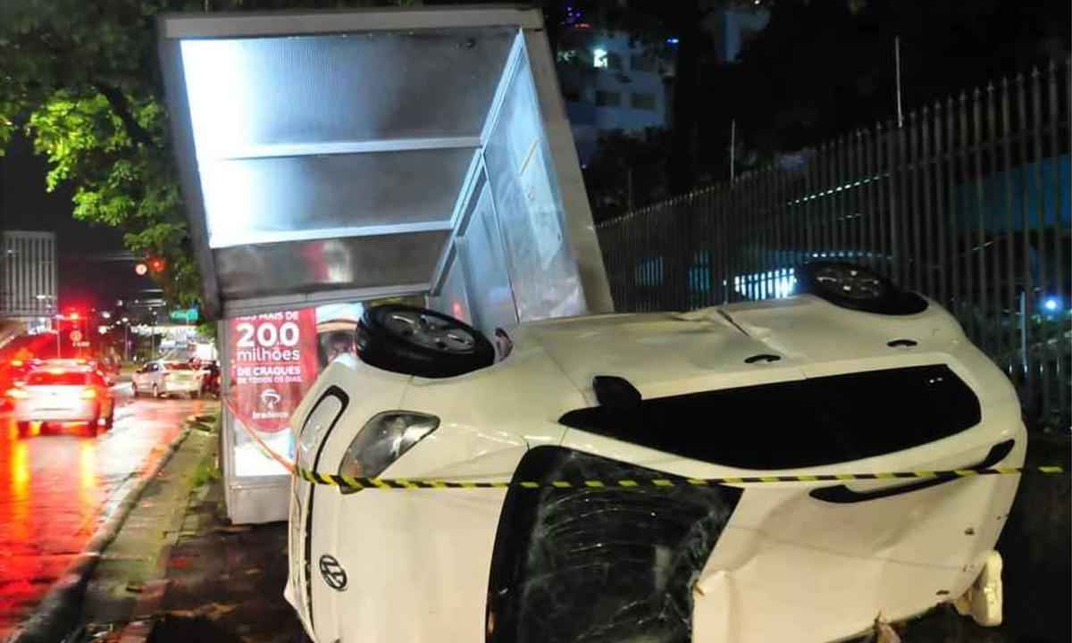 Carros são arrastados e danificados durante forte chuva em Belo Horizonte - Marcos Vieira/EM D.A Press