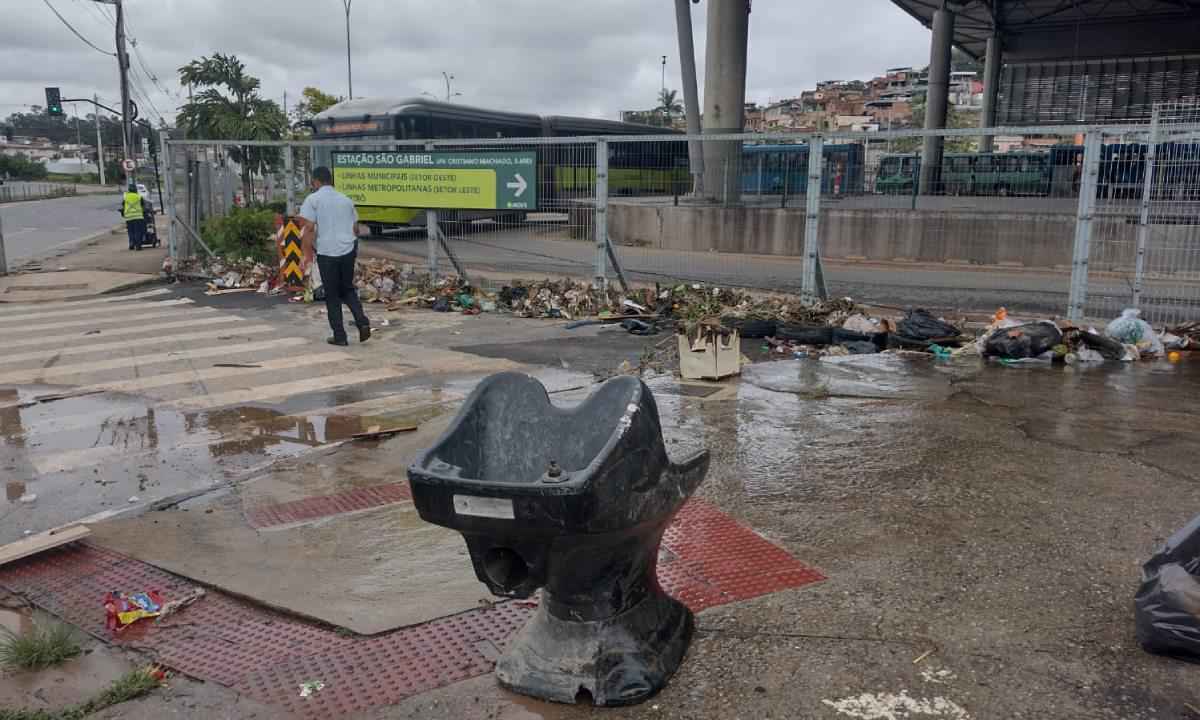 Bombeiros registram 113 ocorrências depois de temporal na Grande BH - Edesio Ferreira/EM/D.A Press