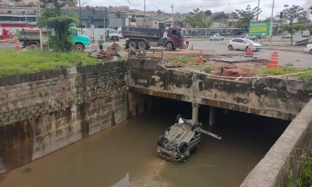 'Deixei o carro para me salvar': o drama dos atingidos pelo temporal em BH - Edésio Ferreira/EM/D.A Press