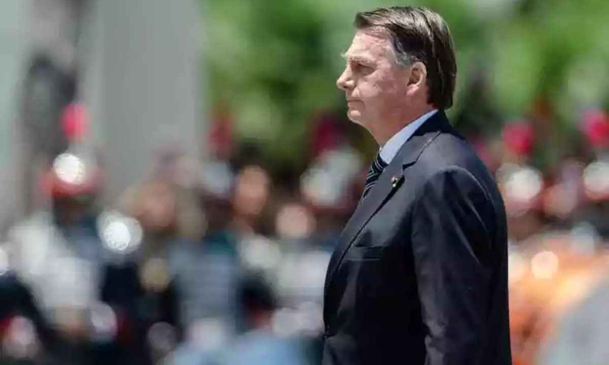 Após choro, Bolsonaro vai a outro evento militar e segue sem discursar - Tércio Teixeira/AFP