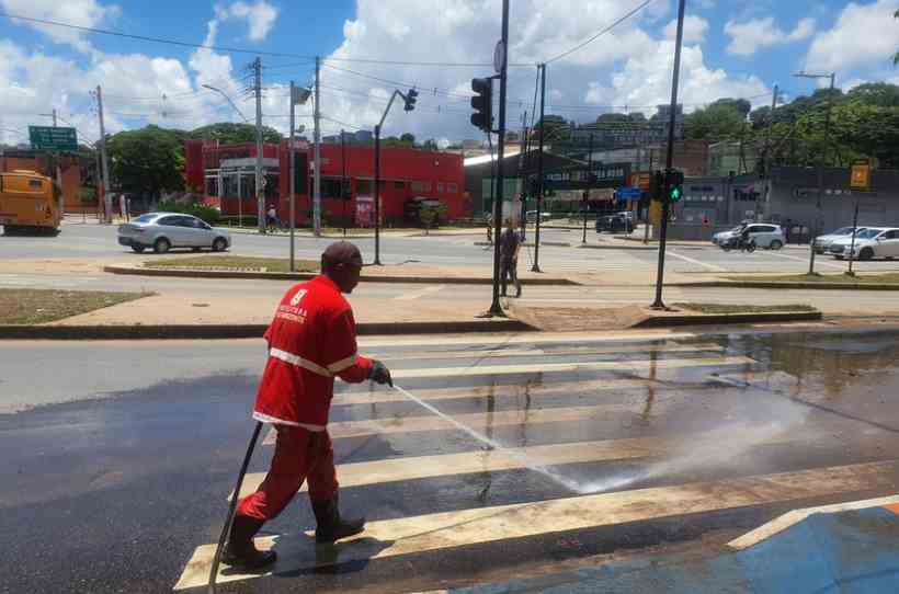 Depois de temporal, dia é de limpeza e avaliação de prejuízos em Venda Nova - Leandro Couri/EM/D.A Press