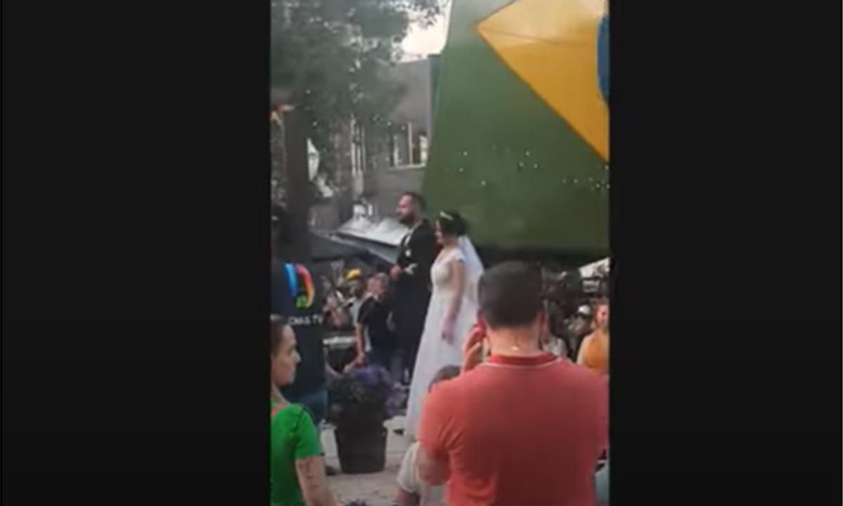Bolsonaristas se casam em frente a quartel do Exército durante manifestação - Reprodução