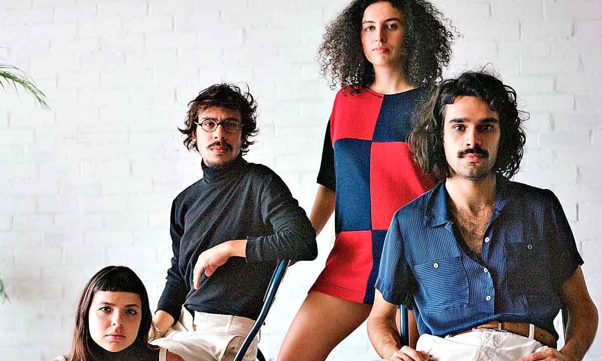 Zé Ibarra e Bala Desejo comemoram o Grammy Latino no palco d'Autêntica - Lucas Vaz/divulgação