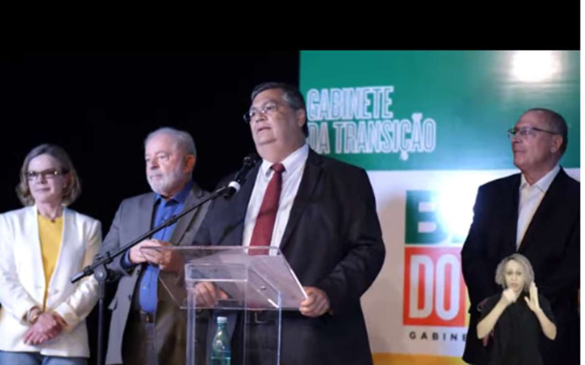Questionado sobre diversidade racial, Lula aponta para Dino:'ele é branco'? - Youtube/Reprodução
