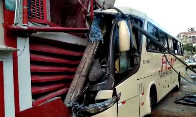 Vídeo: ônibus desgovernado deixa duas pessoas feridas no Sul de Minas - CBMMG/Divulgação