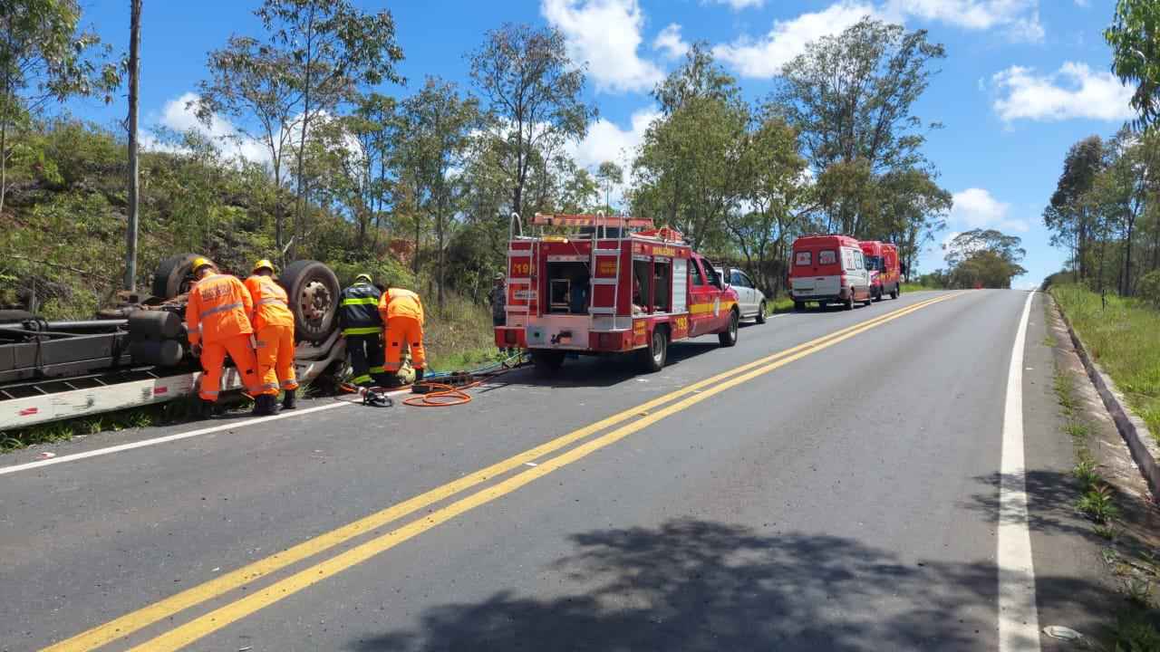 Motorista morre em tombamento de carreta na BR-367, em Diamantina - CBMMG / Divulgação