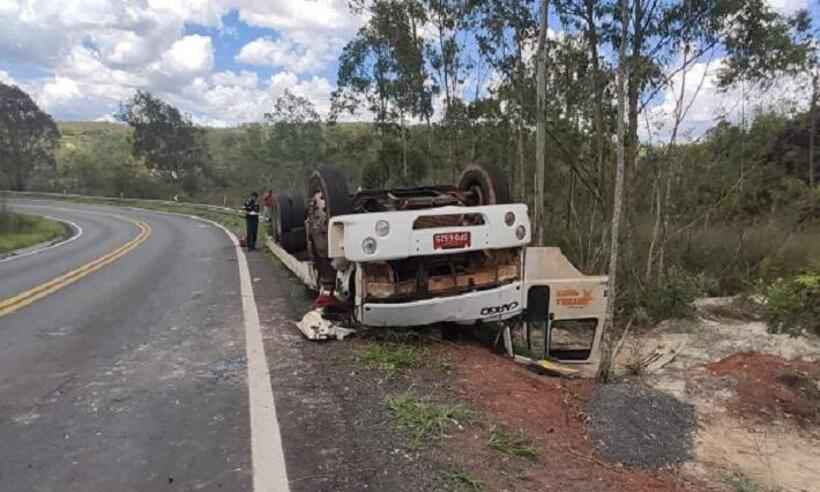 Motorista de reboque capota caminhão e morre esmagado em rodovia de MG - PMRv