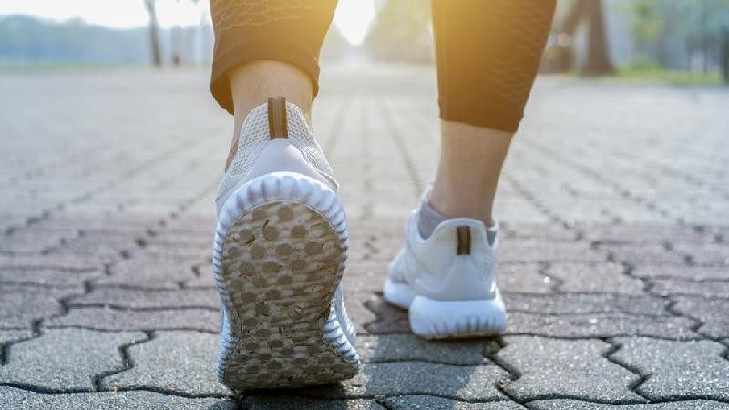 Conheça os benefícios de se caminhar para trás - Getty Images