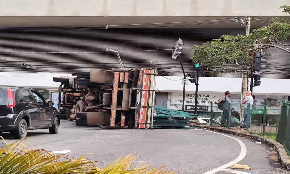 Caminhão tomba na praça do BH Shopping e complica trânsito na região - Reprodução/Redes Sociais