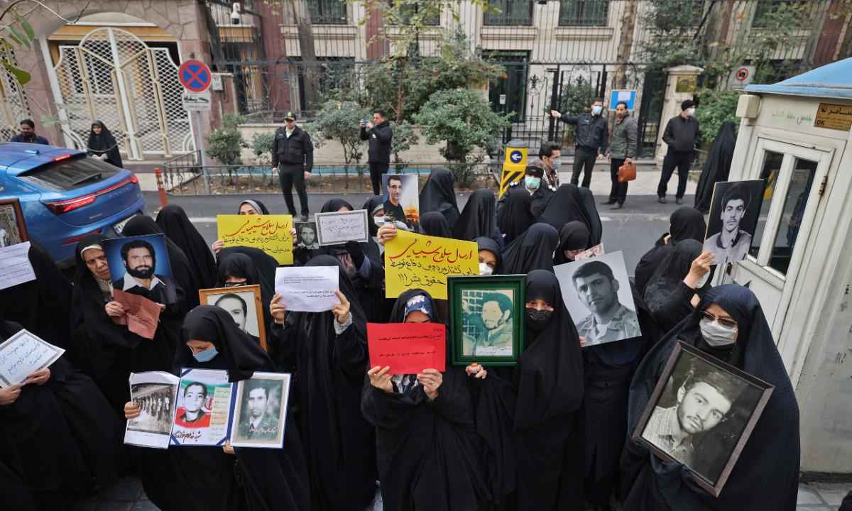 Jovens iranianos enfrentam pena de morte por protestos - ATTA KENARE / AFP