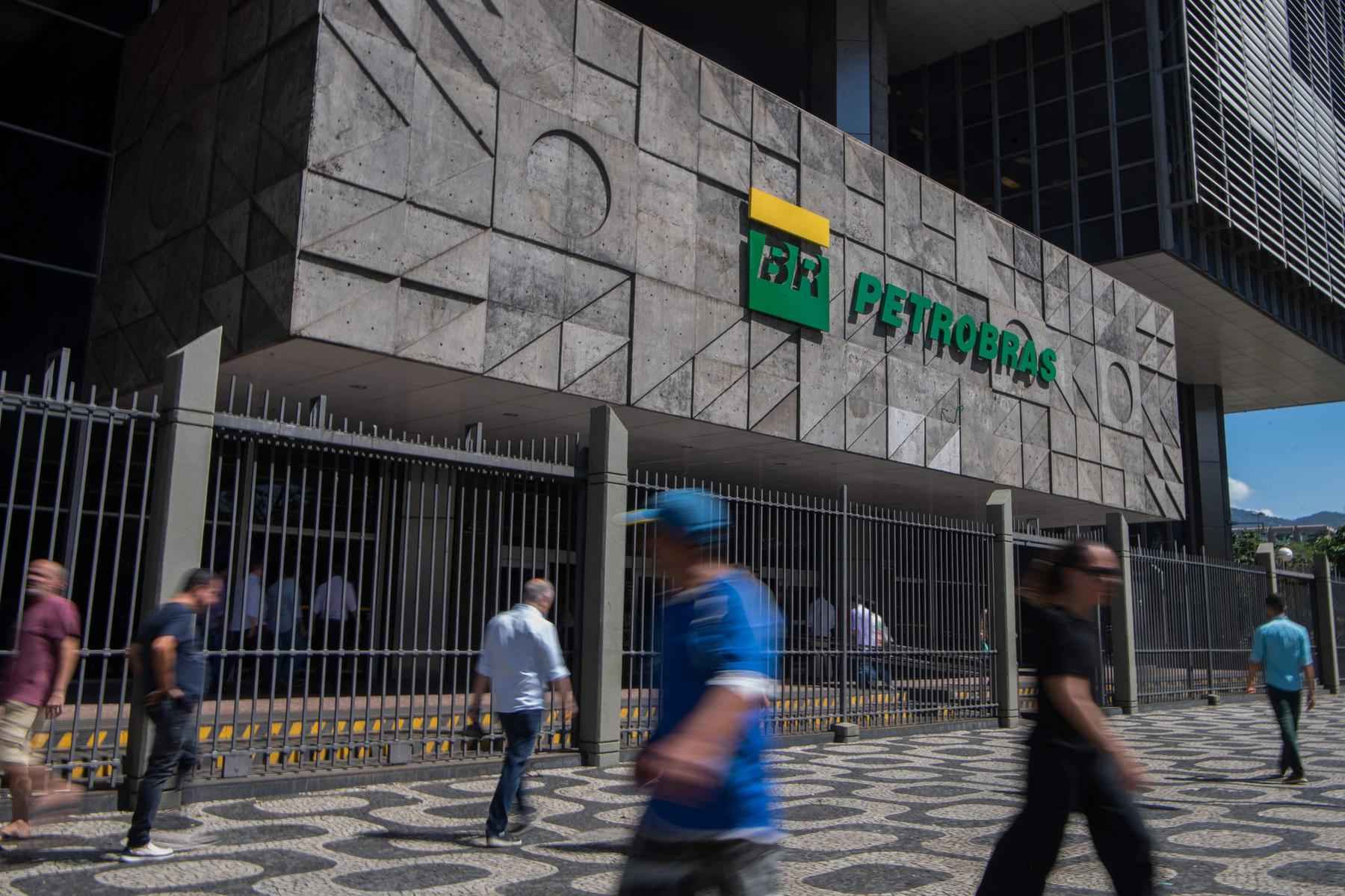 Petrobras afunda quase 10% após mudanças na Lei das Estatais - MAURO PIMENTEL/AFP