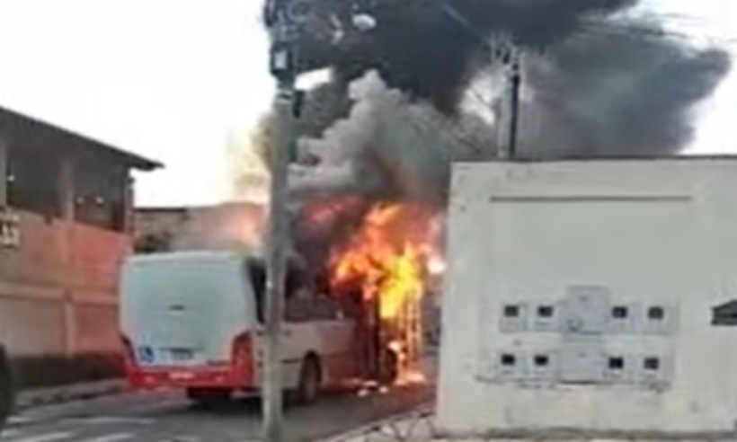 Fogo destrói ônibus do transporte público em Betim - Reprodução
