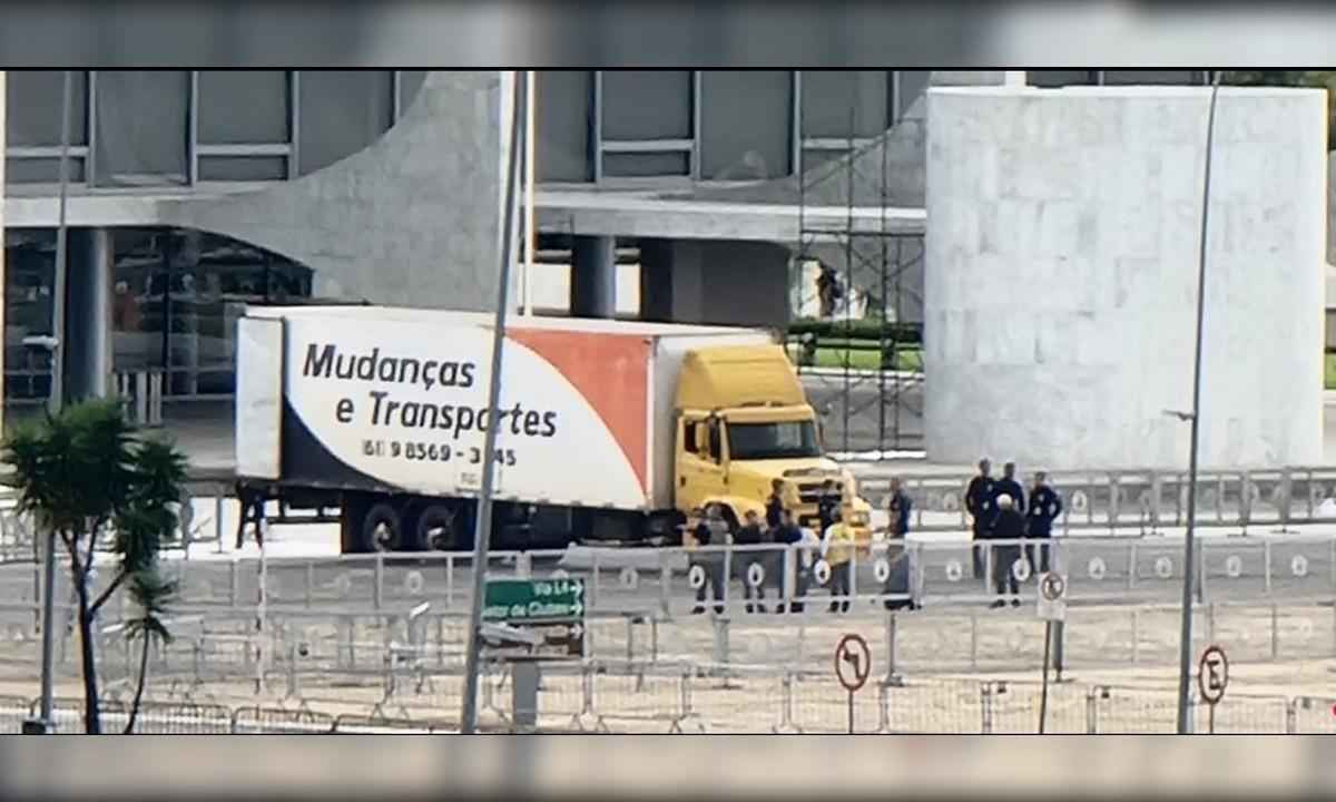 Caminhão de mudança está no Palácio do Planalto, um dia após ir ao Alvorada - Reprodução/Twitter