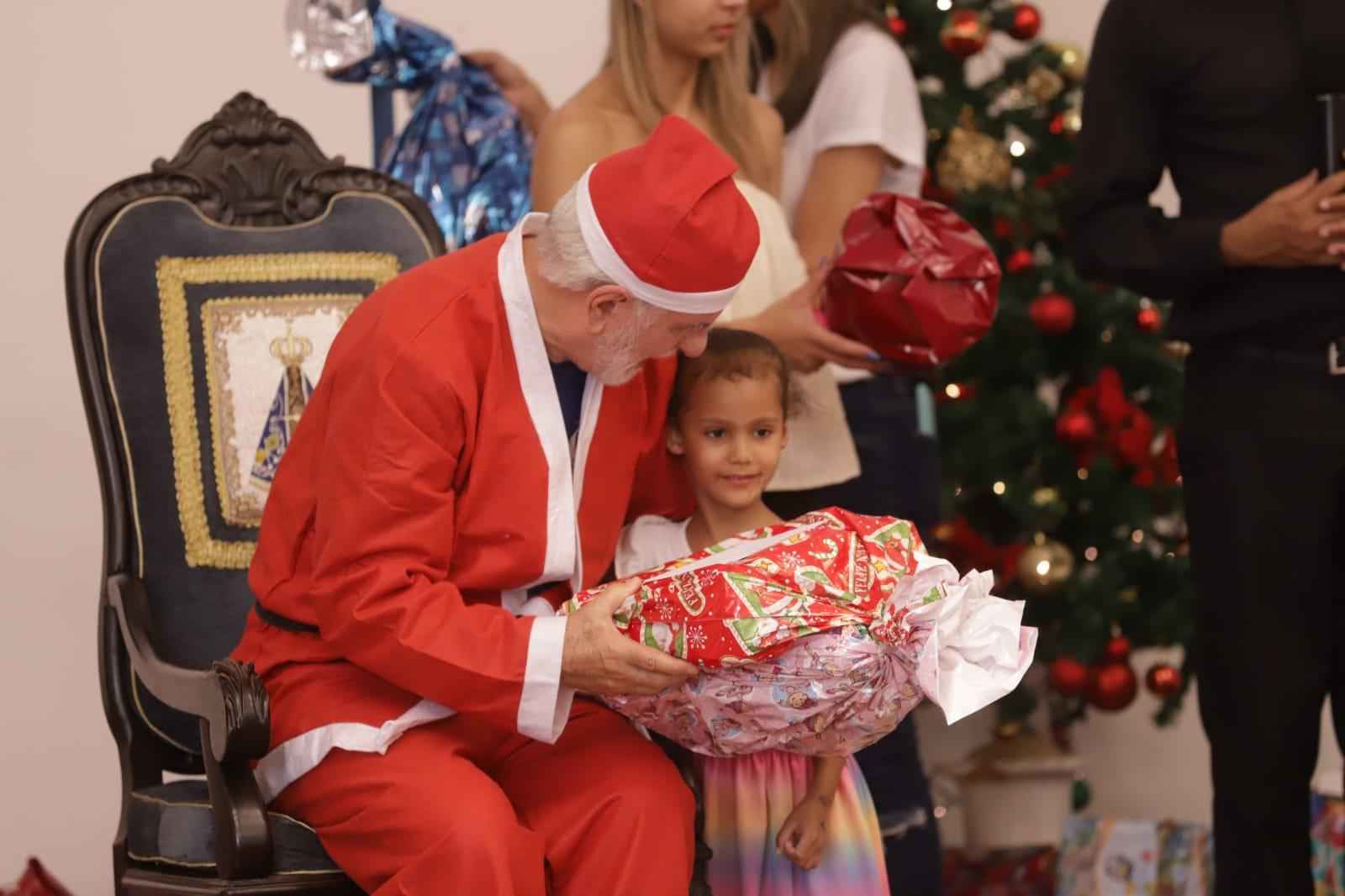 Papai Noel faz a alegria da criançada de duas vilas de BH - GUILHERME SIMÕES/ARQUIDIOCESE DE BH/DIVULGAÇÃO