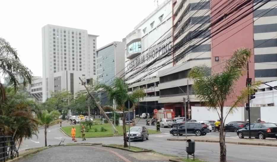 Caminhão bate em poste e arrebenta fios na Av. Mário Werneck, no Buritis - CBMMG / Divulgação