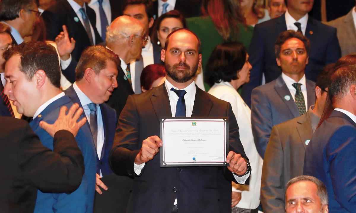 Eduardo Bolsonaro após diplomação: 'Sem motivos para sorrir' - Reprodução/Twitter