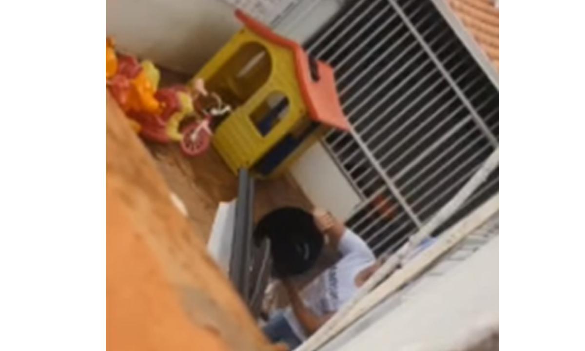 Mulher joga balde de água em menino autista aos prantos; veja o vídeo - Redes Sociais/Divulgação