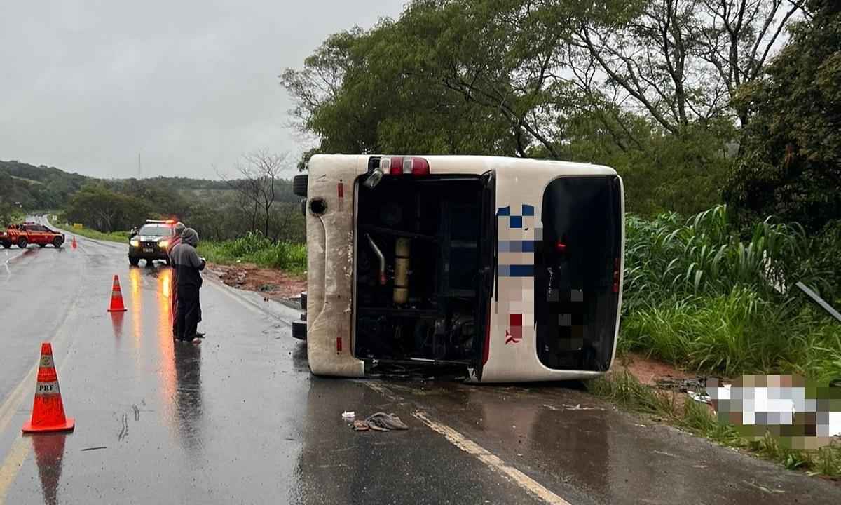 Ônibus tomba em curva perigosa e deixa um morto e 12 feridos na BR-365 - Divulgação/CBMG