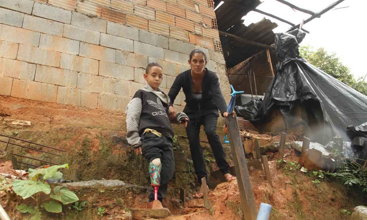 Chuva em BH: moradores deixam suas casas por medo de desmoronamento - Edesio Ferreira/EM/D.A press