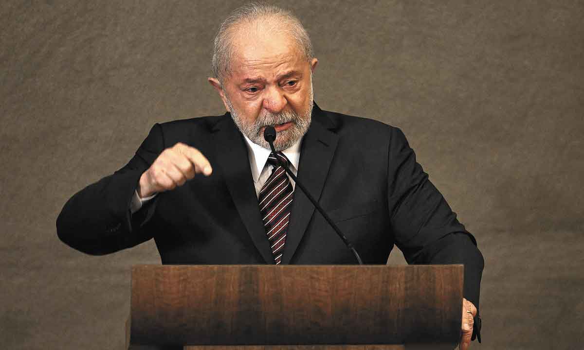 A Esfinge está diante de Lula a dizer-lhe: "decifra-me ou devoro-te" - Evaristo Sá/AFP