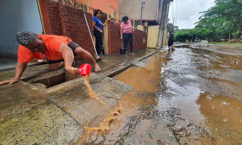 Moradores passam a manhã limpando casas e lojas em Sabará - Leandro Couri/EM/DA. Press