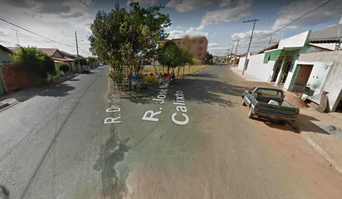 Bala perdida durante tiroteio mata idoso na porta de casa em Minas - Google Street View