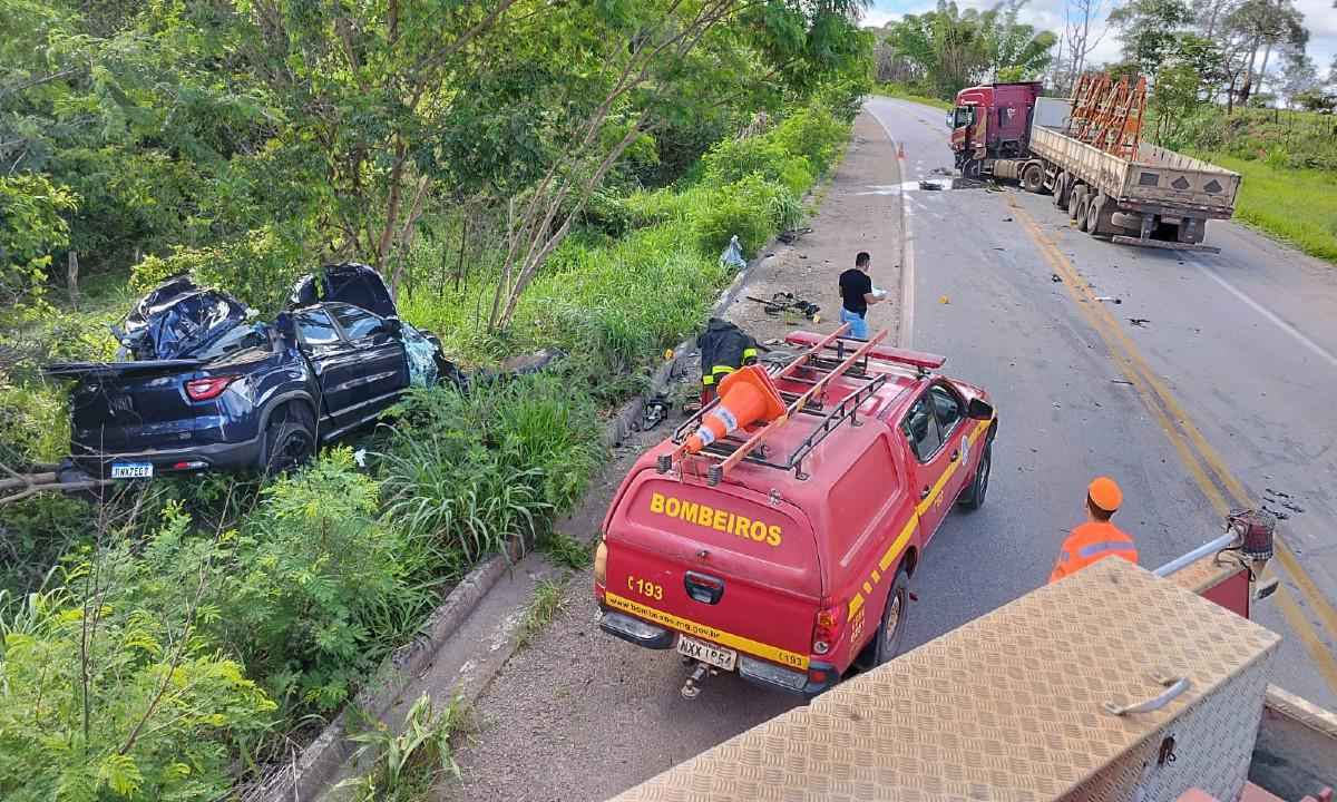 Divinópolis: jovem morre ao bater camionete de frente com carreta na BR-494 - Divulgação/Corpo de Bombeiros 