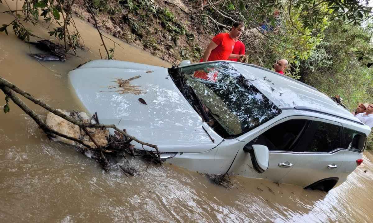 Carro é arrastado por enxurrada e mulher e menina morrem - Corpo de Bombeiros/Divulgação