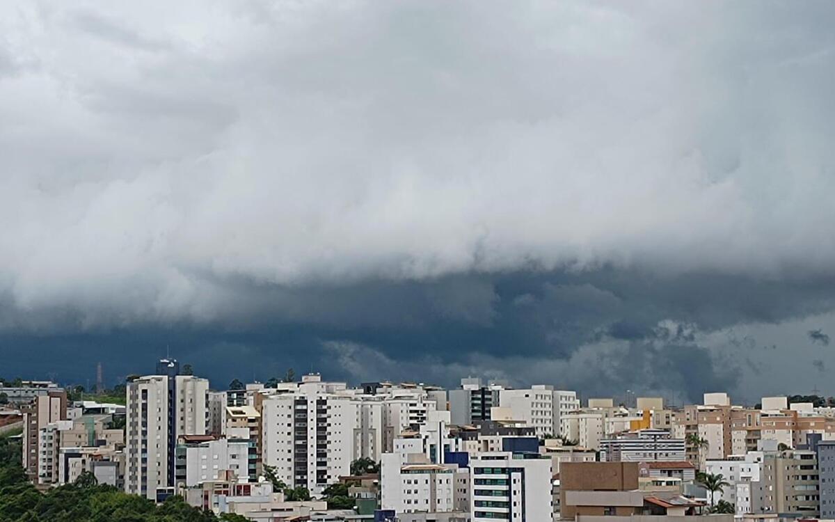 Defesa Civil emite alerta de chuvas fortes em BH na tarde desta terça (27) - Vera Schmtiz/EM/DA PRESS