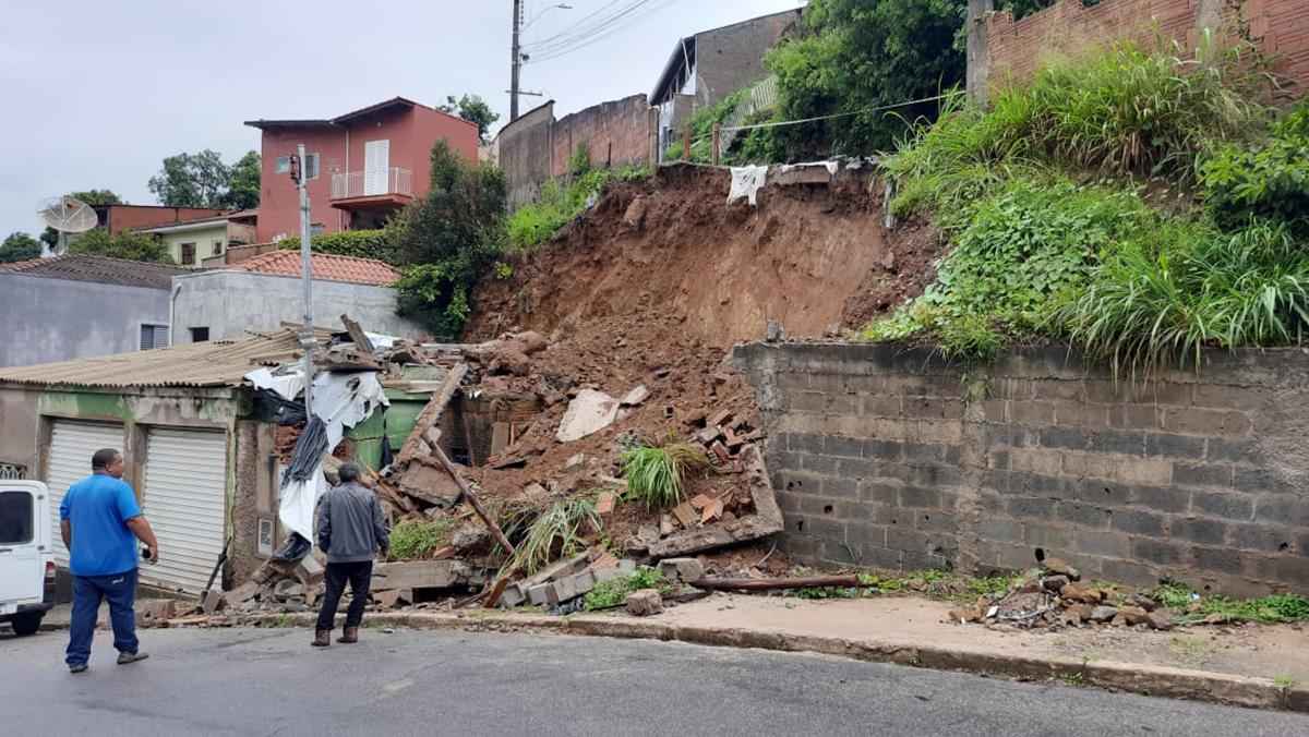 Chuva danifica casas e derruba árvores bloqueando vias em Poços de Caldas - Sala de Imprensa (CBMMG)