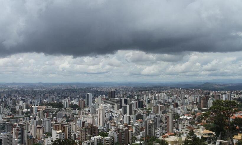 Defesa Civil alerta para pancadas de chuva nas próximas três horas em BH -  Edésio Ferreira/EM/D.A Press