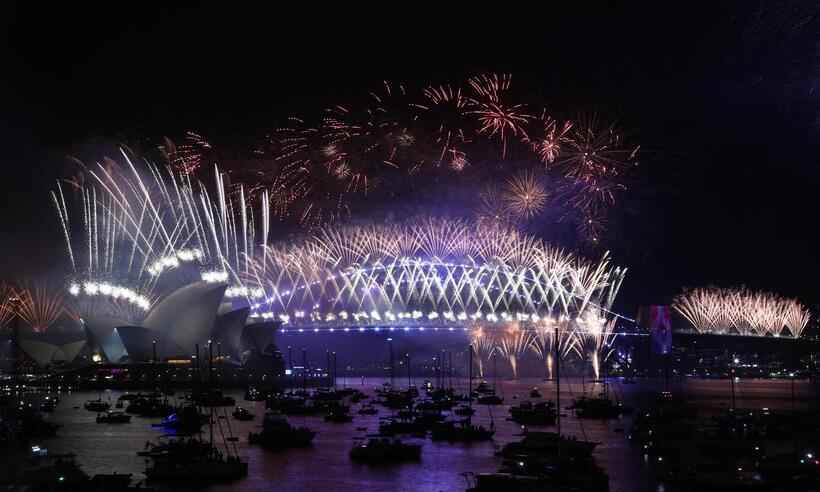 Já é 2023 na Austrália: Ano Novo é recebido com show de fogos de artifício - DAVID GRAY / AFP